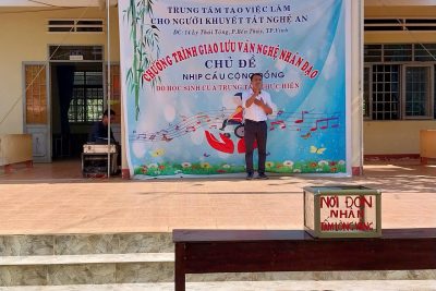 HOẠT ĐỘNG GIAO LƯU VĂN NGHỆ VÀ TỪ THIỆN VỚI TRUNG TÂM TẠO VIỆC LÀM CHO NGƯỜI KHUYẾT TẬT TỈNH NGHỆ AN TẠI TRƯỜNG THCS HOÀNG HOA THÁM